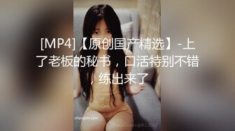 极品网红美女穿着性感黑丝吊带在洗手间扣穴自慰时被猛男发现,掏出鸡巴就往嘴里放,爆了一嘴！国语！