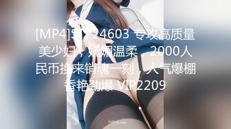 商场白色隔板全景后拍多位美女尿尿2 (6)