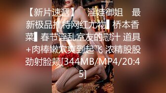 骚逼女友~拿着手机拍下被我后入淫荡的骚样子~嗯嗯啊啊，呻吟娇喘太骚啦！！