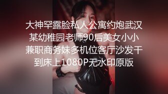 [MP4/ 1.37G] 卷发小哥哥和三女多人淫乱，带个小雨衣就开始作战，多种道具自慰骚穴，淫水很多