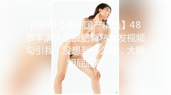 皮肤白皙身材丰满御姐赤裸裸坐在床上，这销魂美景立马让人沦陷冲动，硕大软软乳房光滑黑丝啪啪大力抽送