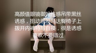 高颜值红唇妹子居家和男友啪啪 穿上黑色丝袜上位骑乘自己动大力猛操非常诱人!