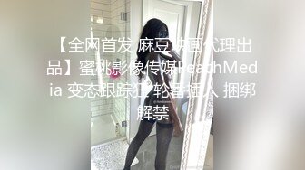 漂亮黑絲制服美女 掰着美腿被大肉棒無套猛砸 後入射了滿滿一屁屁