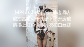 苗条妹子白嫩粉木耳戴套男上姿势狂插肛门，前面用道具，前后双插