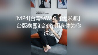 蜜桃汪汪水白皙少妇3P啪啪沙发上操，边口交边摸奶前后双插上位骑乘猛操