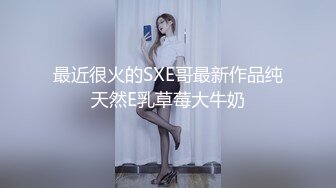 约炮红衣牛仔裤美女，颇有几分姿色，俏丽