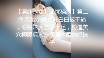 女友霸占电脑玩游戏，无聊只能玩她的奶子了