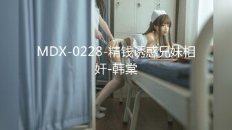 八块腹肌做客托马斯家,女友不在家接机上厕所闻他女友袜子发骚自慰,被发现后直接拉到客厅上下齐入,肛门