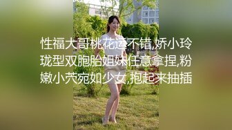 被熟女小姨按在床上从头舔到鸡巴菊花调情，鸡儿硬得不行了直接插入小姨的骚穴内射败火！