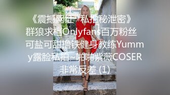 顶级美腿大学兼职清纯眼镜美女，外表纯纯却骚的很，坐在身上各种摸，吸吮大屌妹子很享受，骑乘抱着屁股猛顶