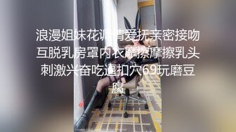 清纯可爱萌妹子娇小身材坚挺小奶，情趣装自摸逼逼毛毛浓密，掰穴近距离特写摩擦阴蒂，揉捏奶子非常诱人