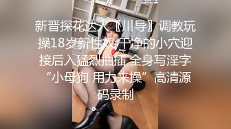 出租屋女厕偷拍两个爱玩手机的美女