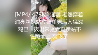 年轻情侣居家啪啪下海,小哥边看笔记本别人直播边干女友,妹子笑起来很甜