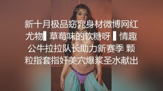 脸上红扑扑极品御姐居家发骚，带子情趣装开档黑丝，坐椅子上抬起双腿假屌爆插