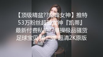 蓝光眼镜的妹子特写道具自慰插白虎穴塞的满满的 表情销魂淫水很多