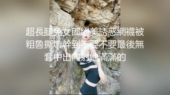 六月新流出厕拍❤️大神潜入商场女厕偷拍顾客尿尿透过门缝拍脸