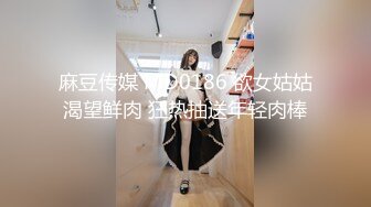 高挑苗条贫乳小女友初调教,母狗项圈戴上舔手背,跪坐被男友疯狂打桩