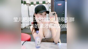 宝贝下面痒大哥吃奶子都给两姐妹咬疼了，黑丝露脸小嫩逼承受不住大鸡巴的疯狂抽插，两姐妹被大哥轮草尖叫