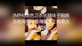 被大哥草服的小女人，全程露脸舔弄大鸡巴样子好骚，被大哥无套爆草，各种体位蹂躏抽插，射在肚子上真的刺