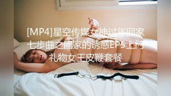 寒假趴墙头偷窥邻居大学生美女洗澡 洗澡时把手机放到水管上一边洗澡一边追剧,没注意旁边有人