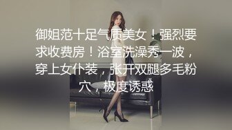 TS美巧妖主情趣调教贱奴，把脑袋夹裤裆里让她舔，刮刮鸡巴毛然后再撸着玩