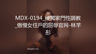 漂亮少妇戴着眼镜,一穿上情趣内衣就变得风骚无比