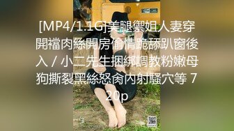 高颜值纯情小妹露脸一个人大秀直播，旁边小哥强行吃奶子，妹子自己揉奶玩逼道具摩擦，掰开骚穴