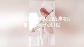 笑起来甜美逼逼无毛新人萌妹小尺度诱惑，撩起衣服露奶子揉捏，不穿内裤翘起屁股扭动，偶尔给看下逼逼诱人