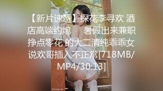 极品小美女【初小】与炮友在沙发上艹逼，各种招式来了个遍，特别是骑在身上摇曳，简直爽翻了！