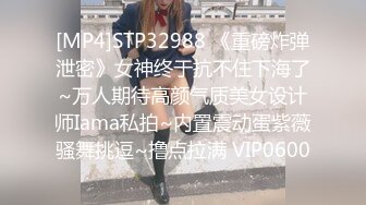 美女同桌被她发现我手机里的秘密后 问我为啥喜欢看女生尿尿 后来主动要求和我换着看