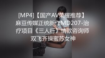 [MP4/ 1.58G] 丝袜女仆情趣装颜值不错很嫩小少妇激情3P，伺候两个小哥哥主动上位抽插嘴里还叼着大鸡巴