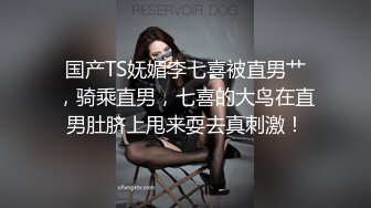 大长假每天趴窗偷窥隔壁家的媳妇洗澡光着身子晃悠 (1)