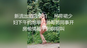 家庭摄像头偷窥小情侣，苗条眼镜美女赤裸酮体，摆弄玫瑰花，好看吗好看吗老公，老公没理睬就过去坐在腿上，紧紧抱住 羡慕啦~