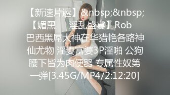 长裙美女尿完后一直臭美照镜子