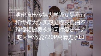 哥哥操我红发00后嫩妹爆操美臀，对着镜头展示口活，极品蜜桃臀特写夹屌，你的骚逼很紧，搞得嗯嗯叫很酥麻