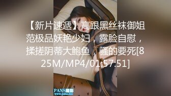 性感御姐Ts小莓 带着假鸡巴在便利店里偷偷自慰，总是忍不住上下抽插，诡异的骚动作，头顶还有监控，胆大包天!