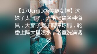 美女上厕所被人硬干,家中休息时又被物业插逼