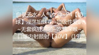 紧身裹胸高挑大长腿小姐姐趴在鸡巴上不停吞吐舔吸