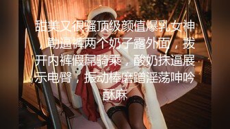 漂亮美女 穿着开档牛仔裤 被无套输出 拔Q射了一屁屁