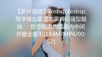 18清纯甜美萝莉萌妹制服白丝诱惑，解开衣服揉捏贫乳，掰穴特写揉搓，非常粉嫩毛毛浓密，浴室洗澡湿身诱惑