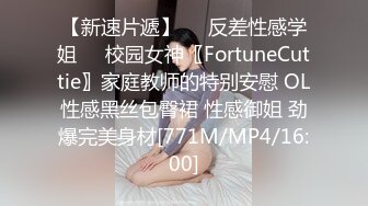 清新小美女【咪叮】温柔的脸蛋，笑起来好好看，却也不失淫荡的一面，中指插到底，淫荡的小穴发出湿哒哒的呻吟！