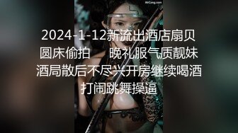 OF大眼萌妹「Yui Peachpie」情趣灰丝托着一对迷人美乳，脖颈戴着狗链全自动骑乘到喷水也不停，双穴中出真是大饱眼福！