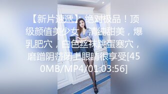 《另类厕拍魔手外购》常在河边走哪有不湿鞋！坑神公共女厕偸拍各种类型小姐姐方便时被发现加看到好B忍不住摸一把 (3)