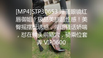 阿姨很忙看着自己的骚女儿在床上被大哥爆草抽插，陪狼友互动撩骚吃女儿奶子，口交大哥的鸡巴激情上位真骚啊