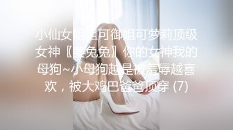 朋友在门口听我操逼，骚妇熟女不敢叫出声