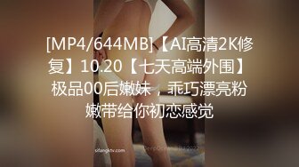 极品厕拍！美女如云服装城坑神逼脸同框偸拍数位漂亮小姐姐方便，亮点多多，颜值小妹干燥使劲拉面目狰狞最后用手抠出来 (3)