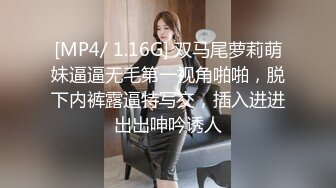 合租房门缝偷窥对门的美女换衣服✿奶子又白又大身材还真不错