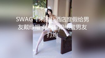 练瑜伽的嫩嫩小美女，上前抱住爱抚揉捏，戴上硕大假鸡巴深入逼穴抽插吟叫刺激